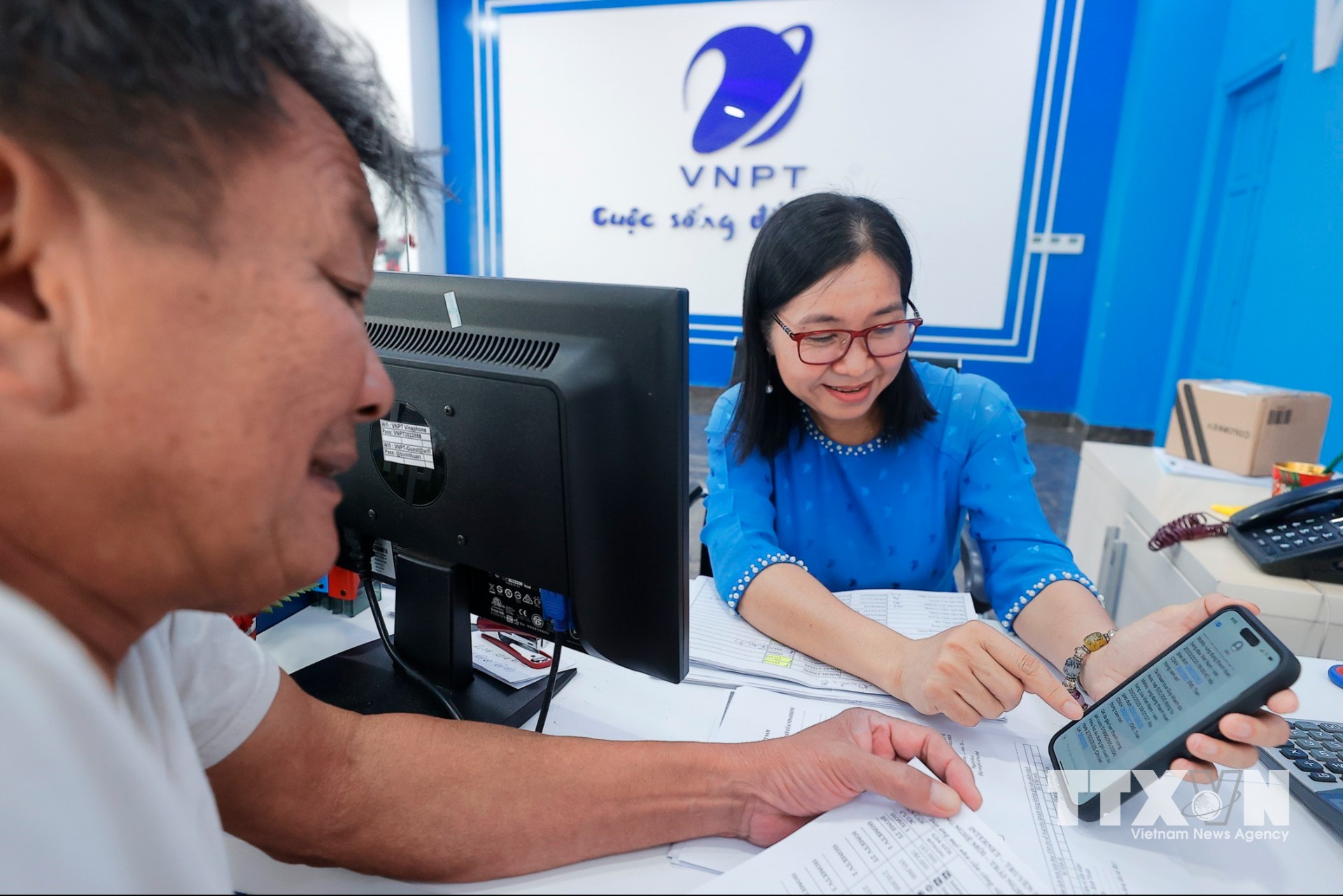 Khách hàng đến đăng ký dịch vụ 5G tại Trung tâm kinh doanh phường Phan Thiết. (Ảnh: Minh Quyết/TTXVN)